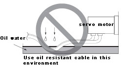 Servo motorun kablosunu yağa veya suya batırmayın